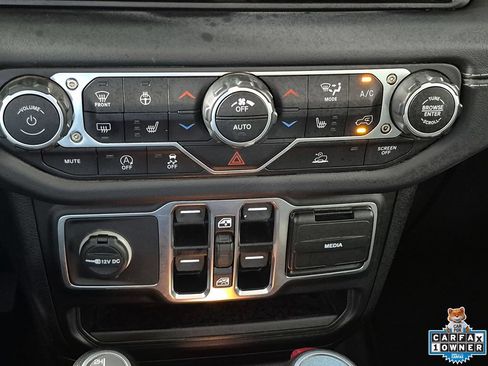 Used 2025 Jeep Wrangler Unlimited Sahara AWD/4WD image 19