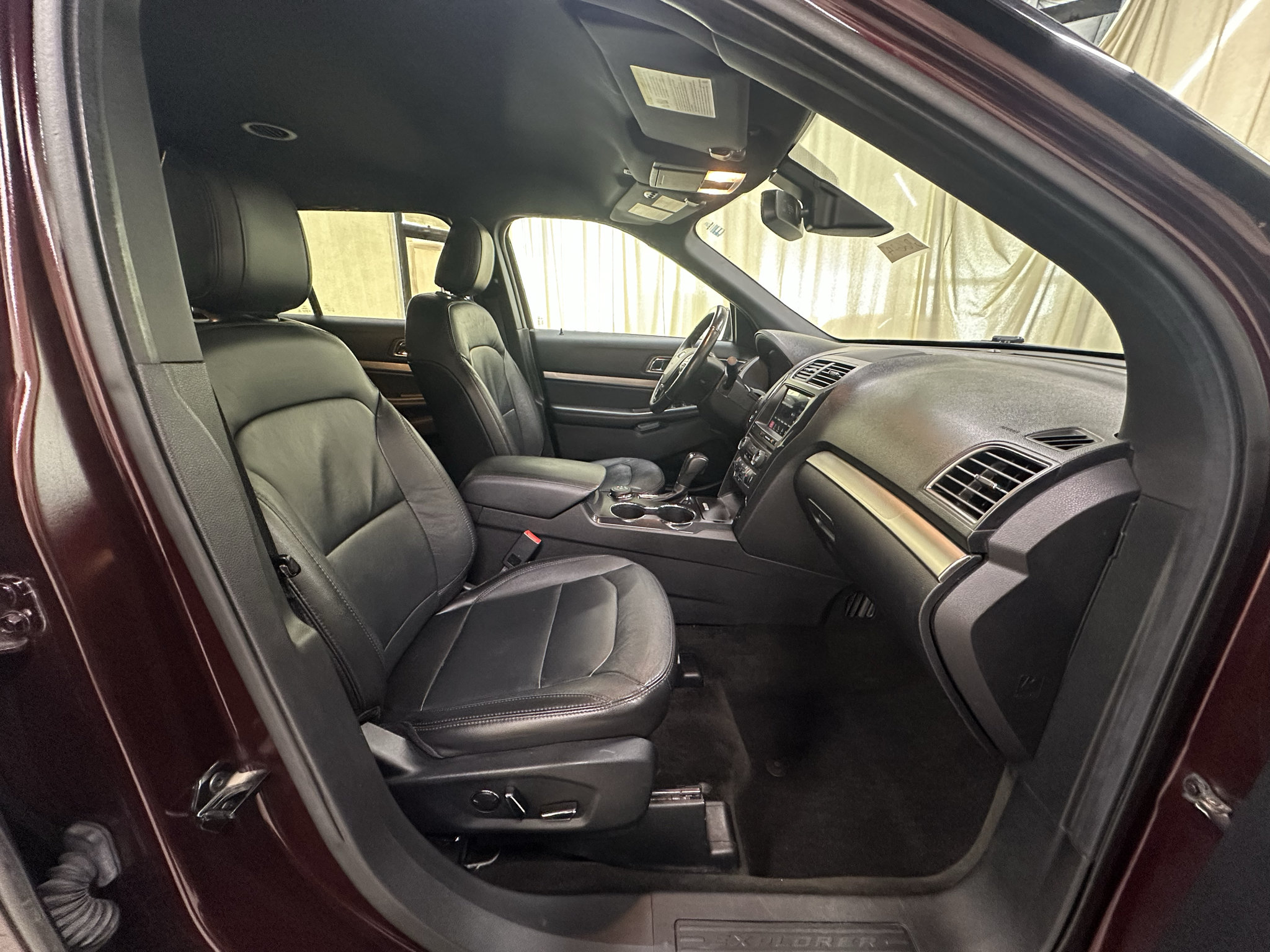 Used 2018 Ford Explorer XLT w/ Equipment Group 202A AWD/4WD image 14