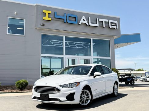 Used 2019 Ford Fusion SE FWD image 1