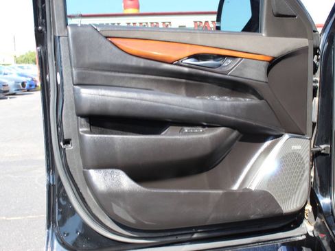 Used 2017 Cadillac Escalade Premium Luxury RWD image 20