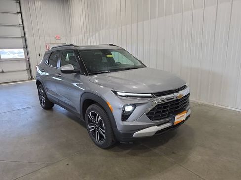Used 2025 Chevrolet TrailBlazer LT w/ Convenience Package AWD/4WD image 2