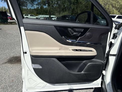 New 2026 Lincoln Corsair Premiere image 18