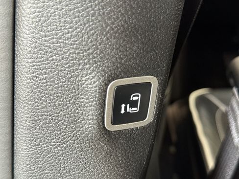 Used 2025 Chrysler Pacifica Limited FWD image 16