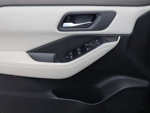 Certified 2025 Nissan Rogue SV image 19