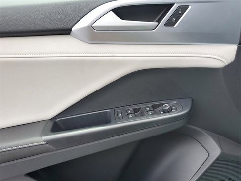 New 2025 Volkswagen Taos SE image 19