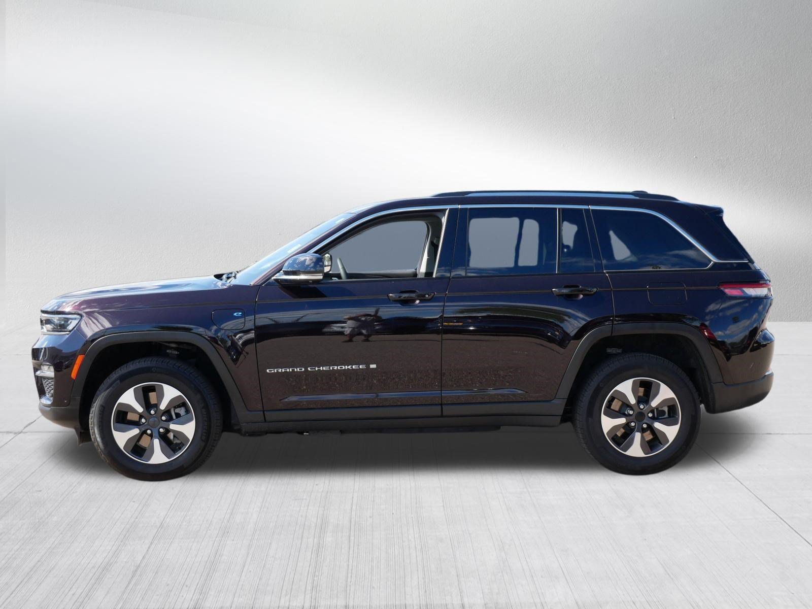 Used 2022 Jeep Grand Cherokee Limited 4xe w/ Luxury Tech Group II AWD/4WD image 4