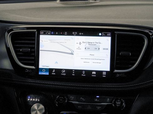 Used 2024 Chrysler Pacifica Limited FWD image 16