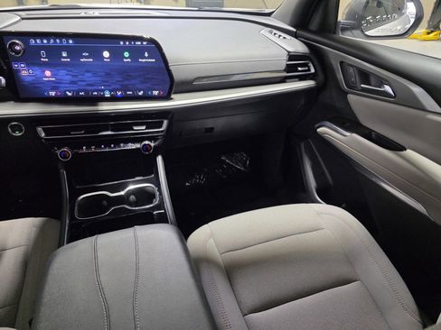 Used 2025 Chevrolet Traverse LT image 18