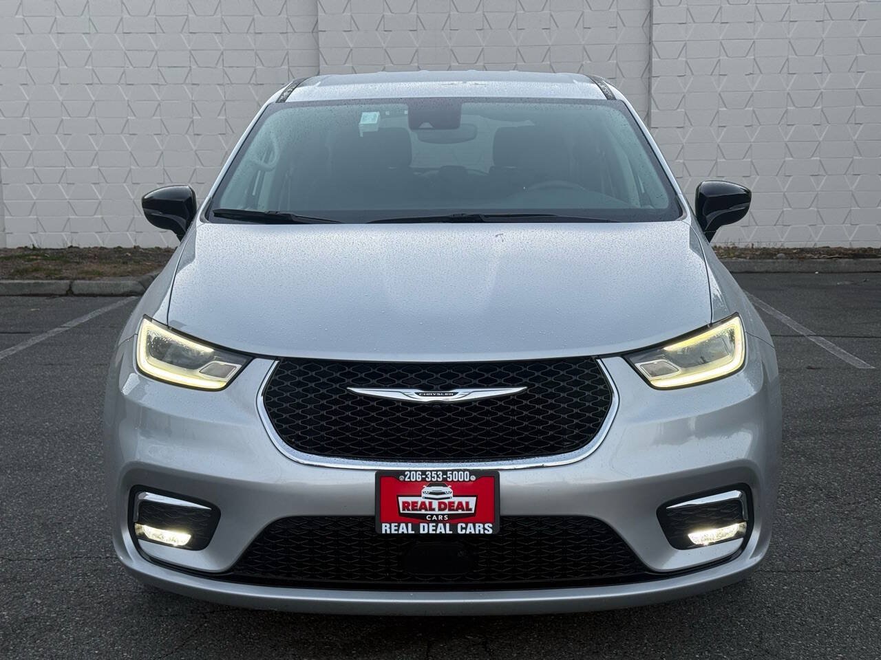 Used 2024 Chrysler Pacifica Limited FWD image 3