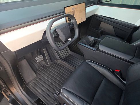 Used 2024 Tesla Cybertruck AWD Crew Cab image 21