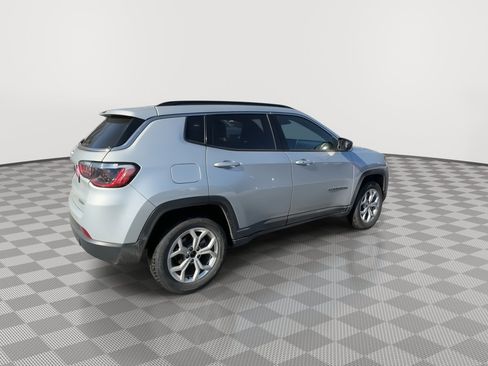 Used 2024 Jeep Compass Latitude AWD/4WD image 8