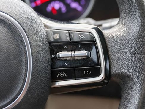Used 2023 Kia Carnival LX FWD image 25
