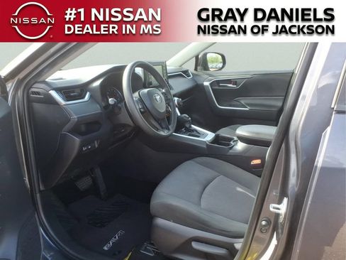 Used 2019 Toyota RAV4 XLE FWD image 24