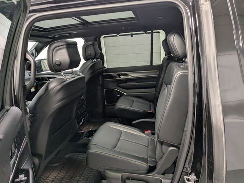 New 2025 Jeep Wagoneer Series III w/ Premium Group I image 16