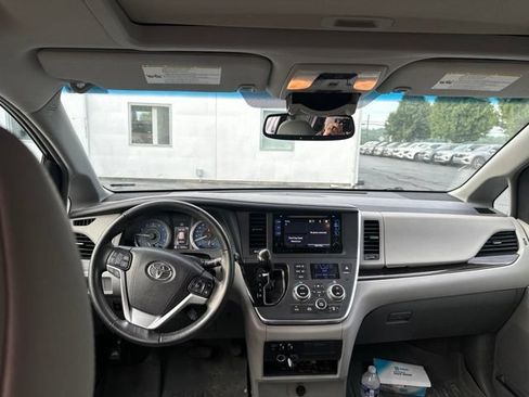 Used 2017 Toyota Sienna XLE w/ XLE Navigation Package FWD image 11