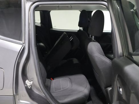 Used 2019 Jeep Renegade Latitude w/ Cold Weather Group AWD/4WD image 18