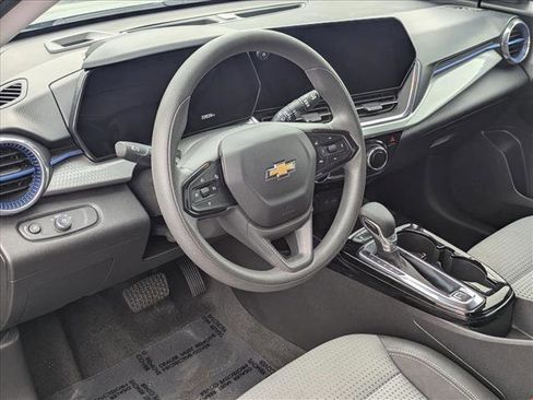 Used 2025 Chevrolet Trax LT image 9
