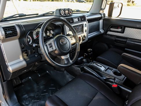 Used 2014 Toyota FJ Cruiser 4WD w/ Upgrade Package image 3