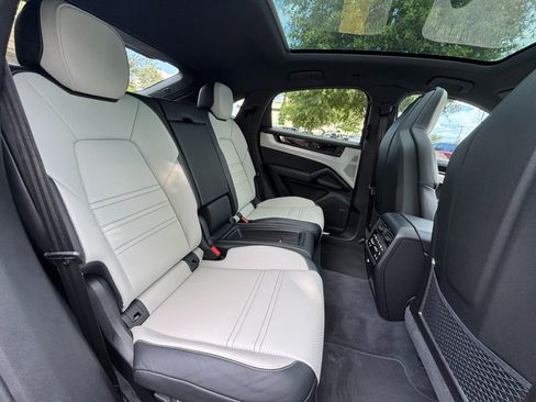 Used 2025 Porsche Cayenne S AWD/4WD image 21