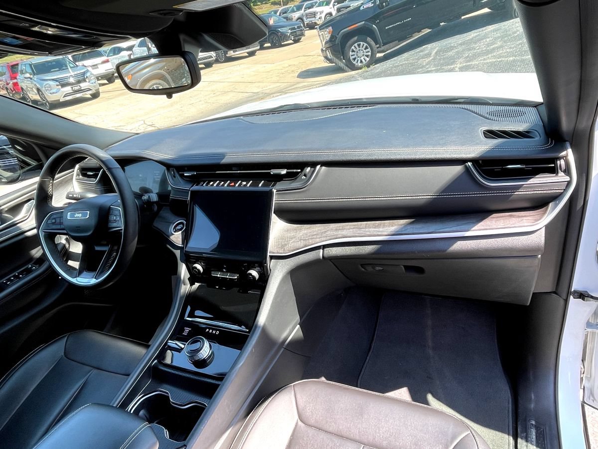 Used 2024 Jeep Grand Cherokee L Limited w/ Black Appearance Package AWD/4WD image 9