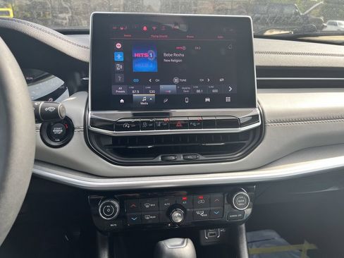 Certified 2025 Jeep Compass Limited AWD/4WD image 11
