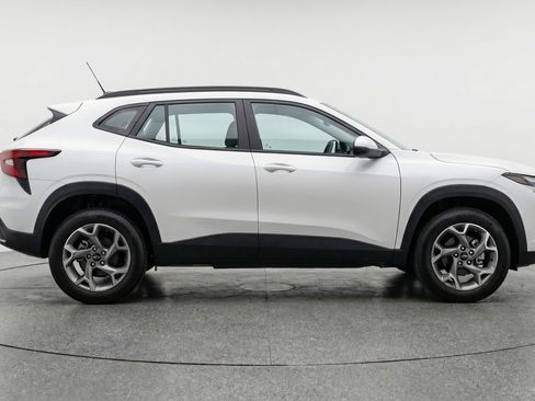 Used 2025 Chevrolet Trax LT FWD image 11