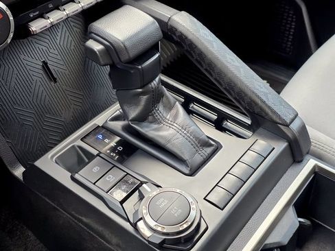 Certified 2025 Toyota Tacoma SR5 AWD/4WD image 19