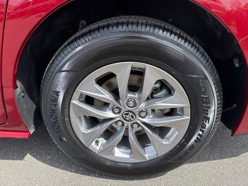 Used 2025 Toyota Sienna LE image 32