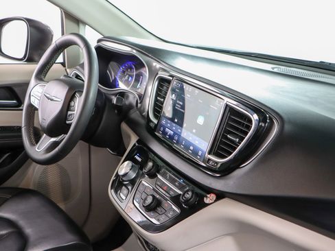 Used 2023 Chrysler Pacifica Touring-L image 26