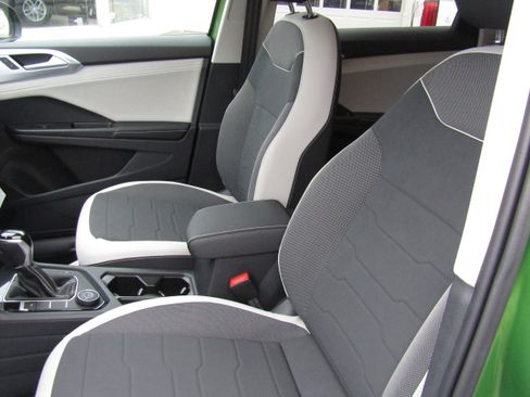 New 2026 Volkswagen Taos SE image 15