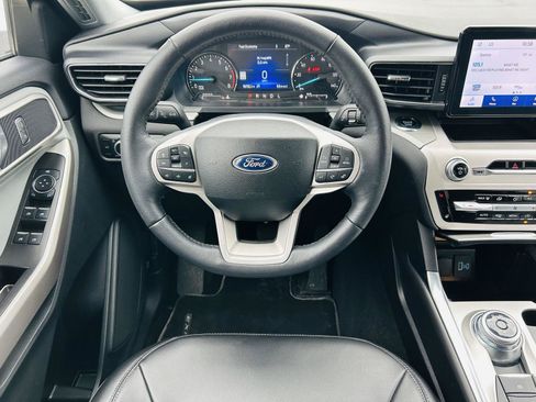 Used 2024 Ford Explorer XLT w/ Equipment Group 202A AWD/4WD image 18
