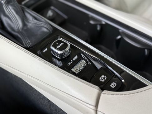 Used 2017 Volvo XC90 T6 Momentum w/ Vision Package AWD/4WD image 27