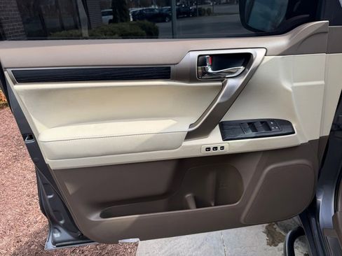 Used 2019 Lexus GX 460 Premium w/ Premium Package image 16