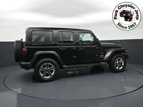 Used 2022 Jeep Wrangler Unlimited Sahara w/ Cold Weather Group AWD/4WD image 6