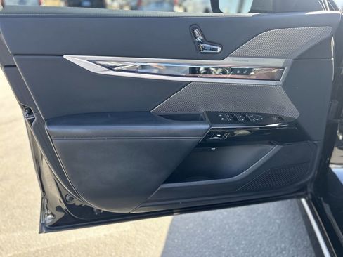 Used 2023 BMW 740i image 10