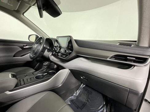 Used 2021 Toyota Highlander XLE image 19