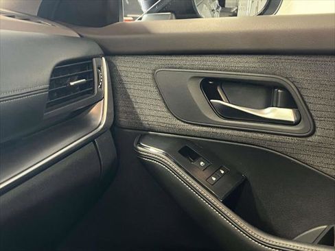 Used 2023 Nissan Rogue SV image 33