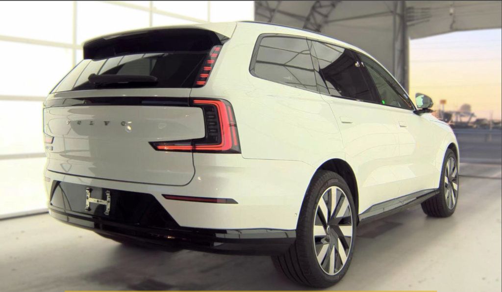 Used 2025 Volvo EX90 Ultra AWD/4WD image 6