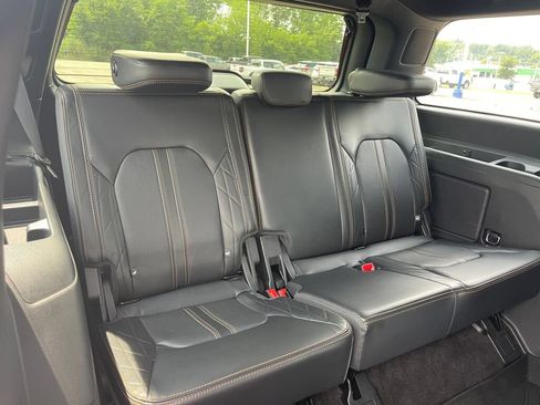 Used 2023 Ford Expedition Platinum AWD/4WD image 32