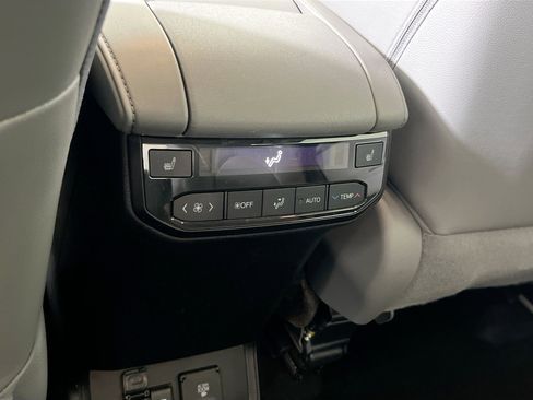 Used 2023 Toyota Highlander Platinum AWD/4WD image 25