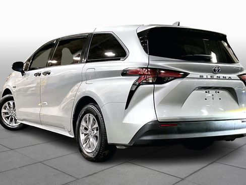 Certified 2022 Toyota Sienna LE image 11