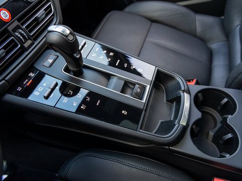 Certified 2025 Porsche Macan image 37