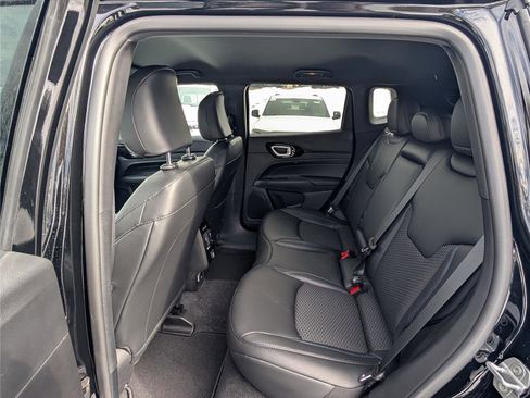 New 2026 Jeep Compass Latitude image 9