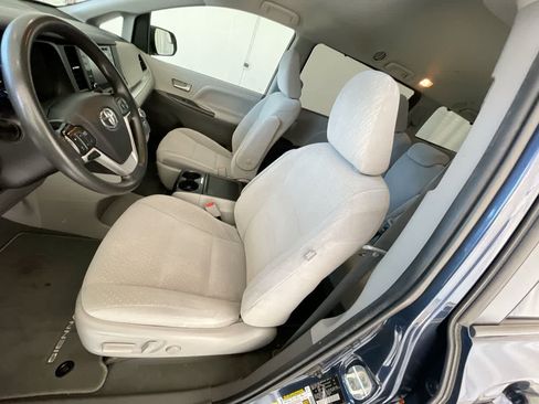 Used 2020 Toyota Sienna LE w/ Carpet Mat Package FWD image 11