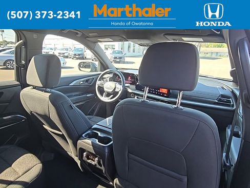 Used 2025 Chevrolet Traverse LT image 16