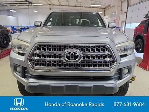 Used 2016 Toyota Tacoma TRD Off-Road w/ Premium & Technology Package RWD image 6