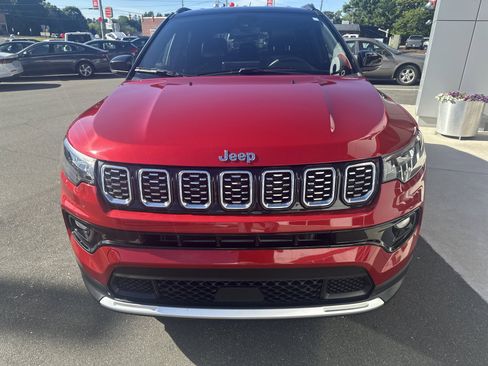 Used 2025 Jeep Compass Limited AWD/4WD image 3