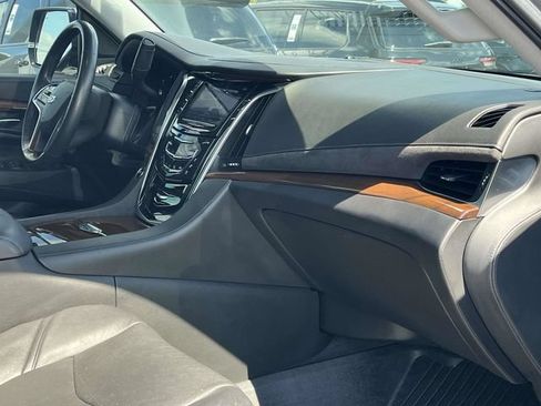 Used 2020 Cadillac Escalade Luxury w/ Escalade Sport Edition AWD/4WD image 29