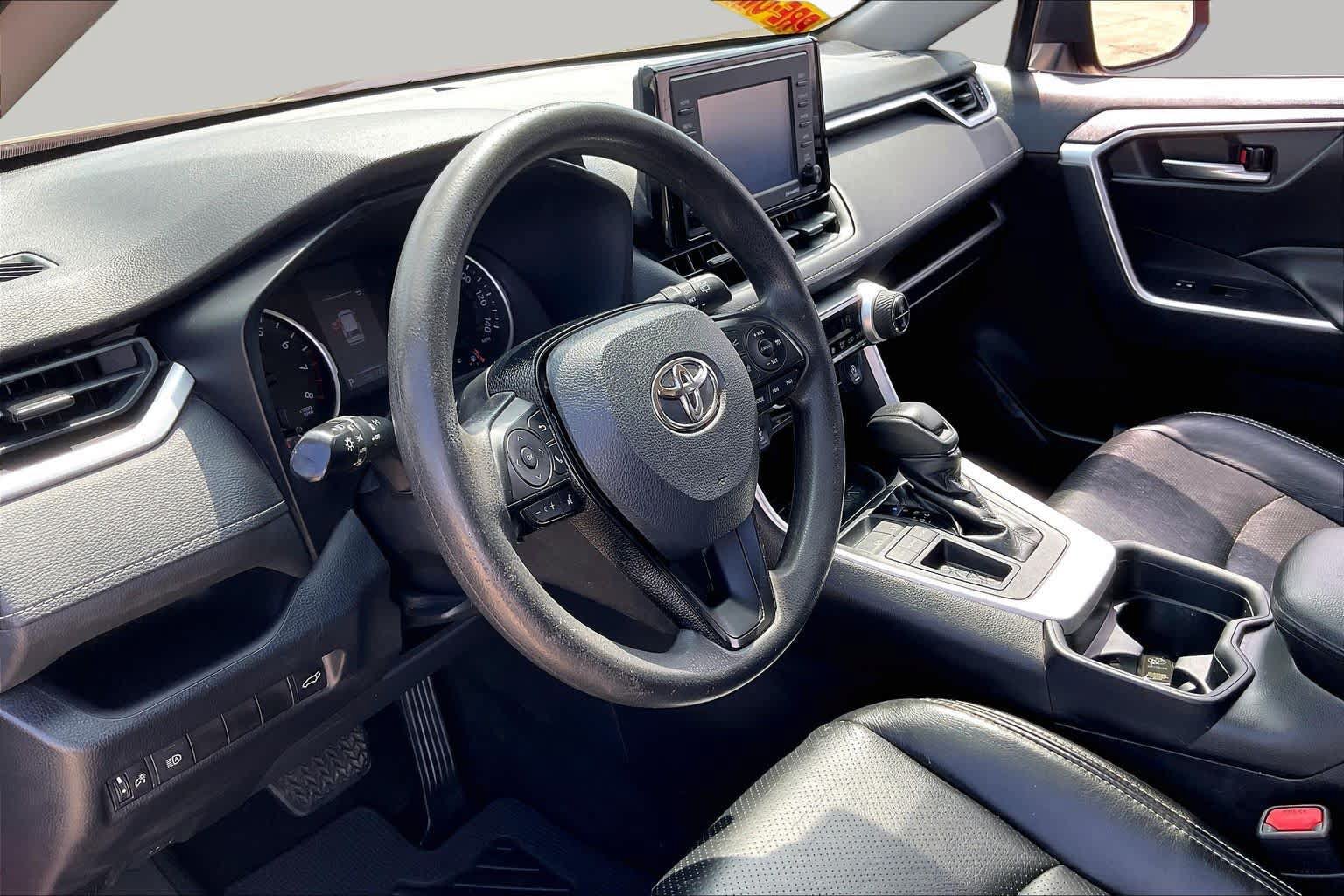 Used 2021 Toyota RAV4 XLE w/ Convenience Package FWD image 14