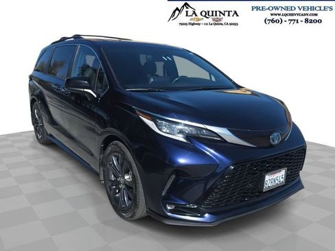 Used 2022 Toyota Sienna XSE w/ XSE Plus Package image 1